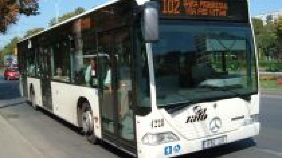 bunul samaritean de bucuresti a predat politiei o geanta cu 1 200 de lei gasita in autobuz video