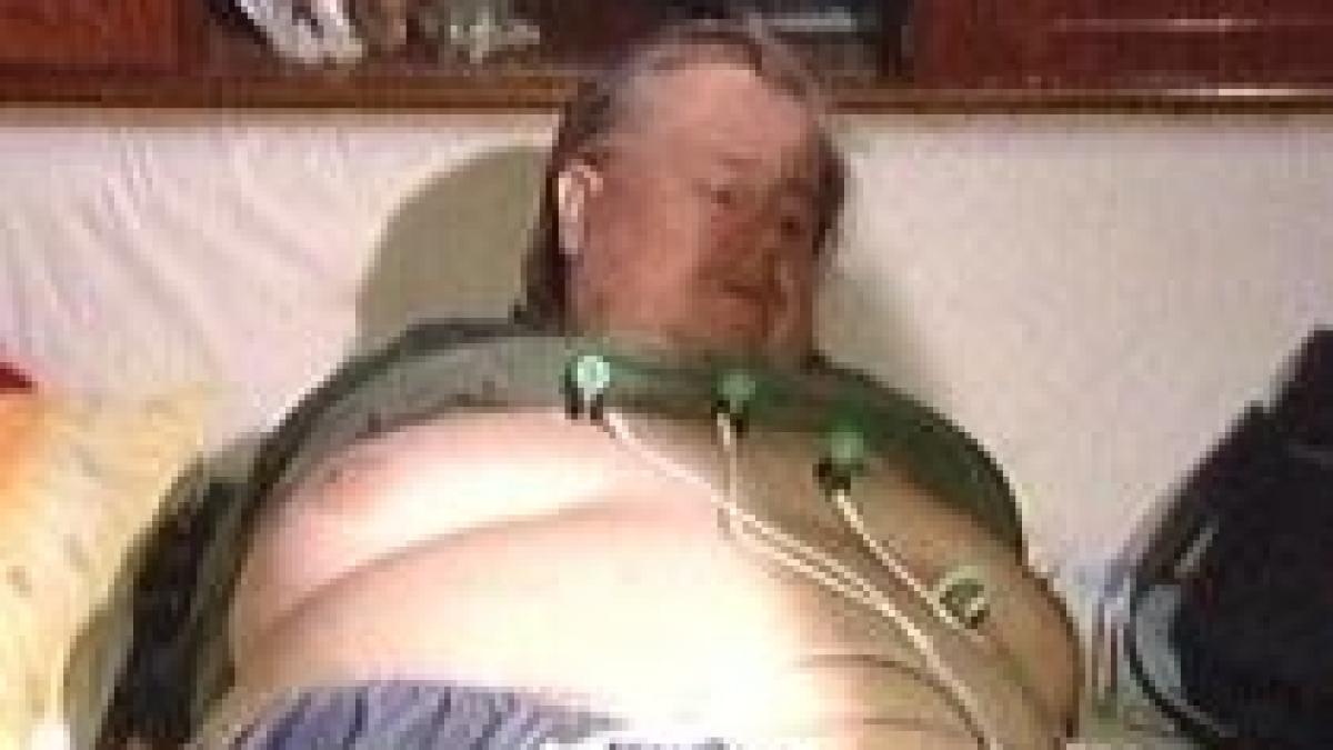un barbat din bucuresti cantareste peste 350 de kilograme video