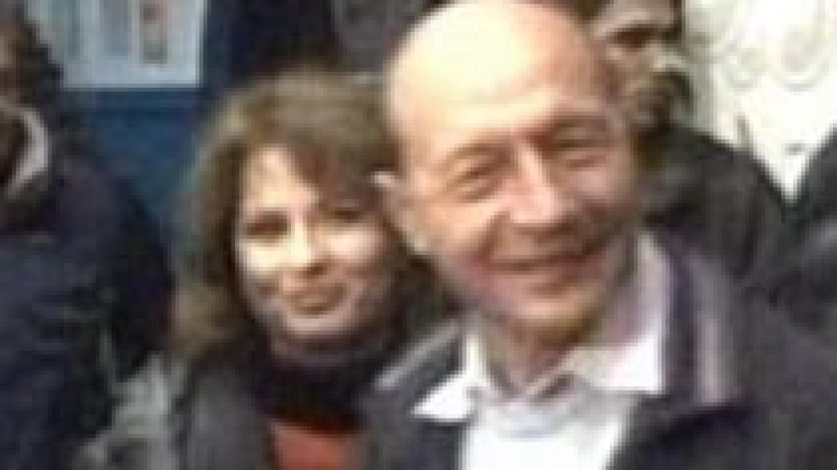 basescu la patinoar seful statului si sotia sa au asistat la stelele moscovei pe gheata video