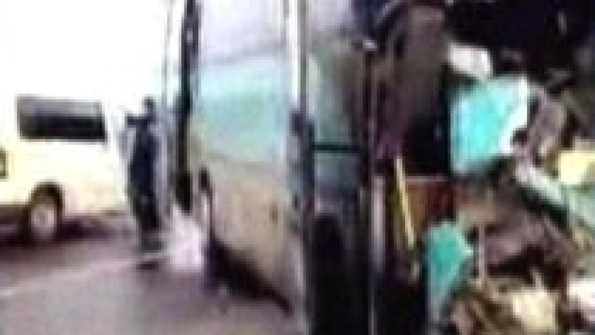 constanta doi morti si sapte raniti dupa ce un autobuz s a izbit de un utilaj de deszapezire video