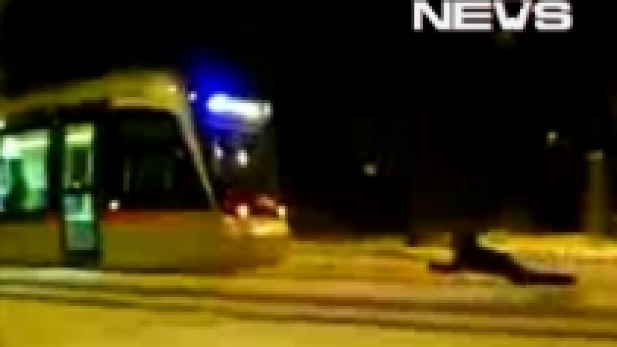 distractie sau inconstienta un tanar a fost tras cu sania de tren video