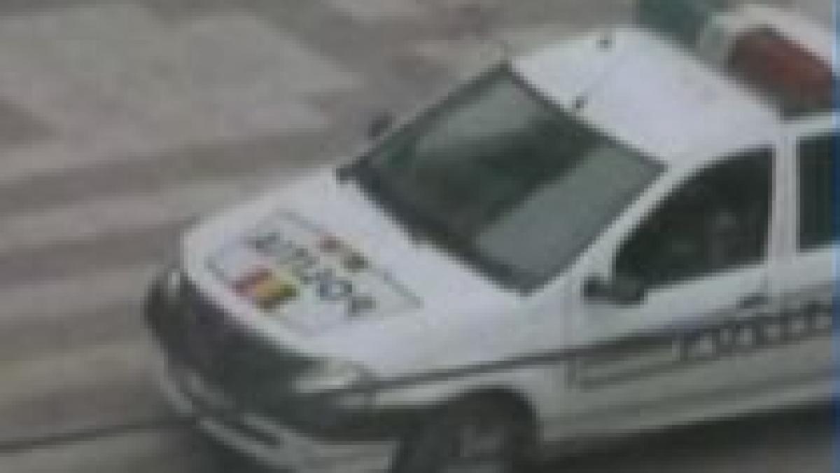 galati o masina de politie stationeaza pe interzis pentru ca agentul sa scoata bani de la bancomat