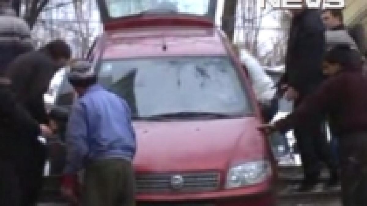 nu a gasit loc de parcare mai multi oameni imping o masina pe scari video