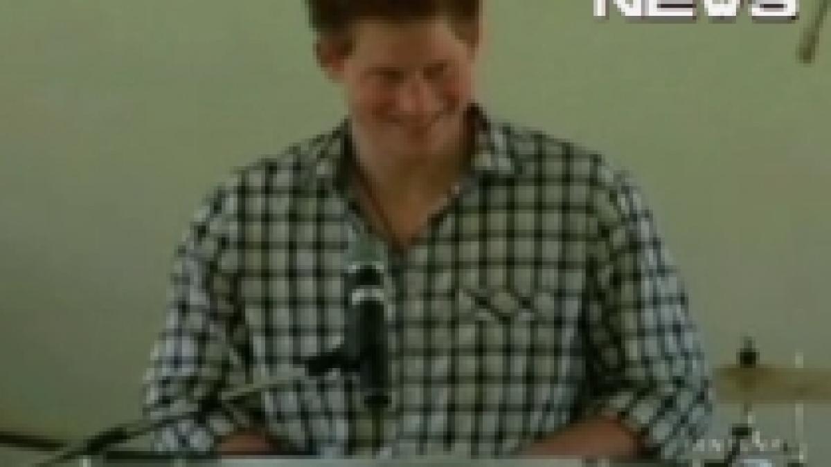 descalecare delicata printul harry cade de pe cal in timpul unui meci de polo video