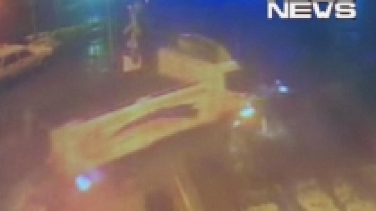 un camion scapat de sub control ucide doi tineri aflati pe trotuar imagini socante