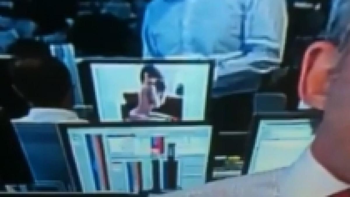 bancher australian surprins cu fotografii sexy pe monitor in timpul unei transmisiuni in direct