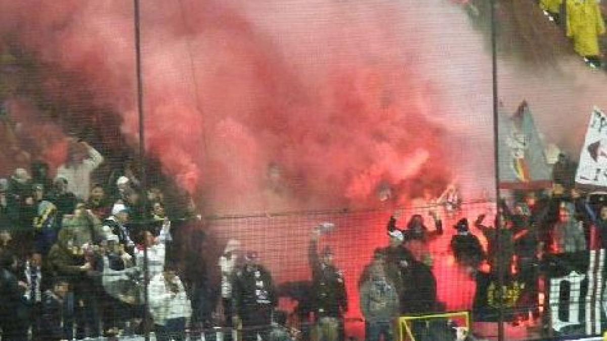 uefa a amendat cfr cluj cu 20 000 de euro pentru doua brichete aruncate de fani la meciul cu sparta