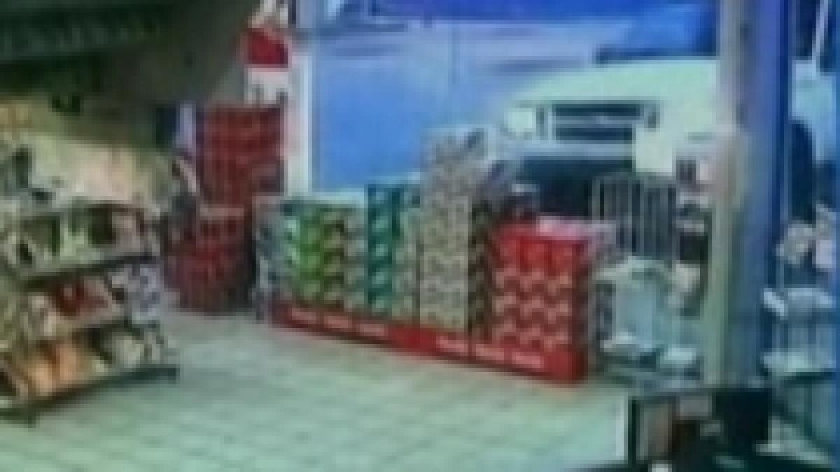 a intrat cu masina in magazin dupa ce a amenintat o cu moartea pe vanzatoare video