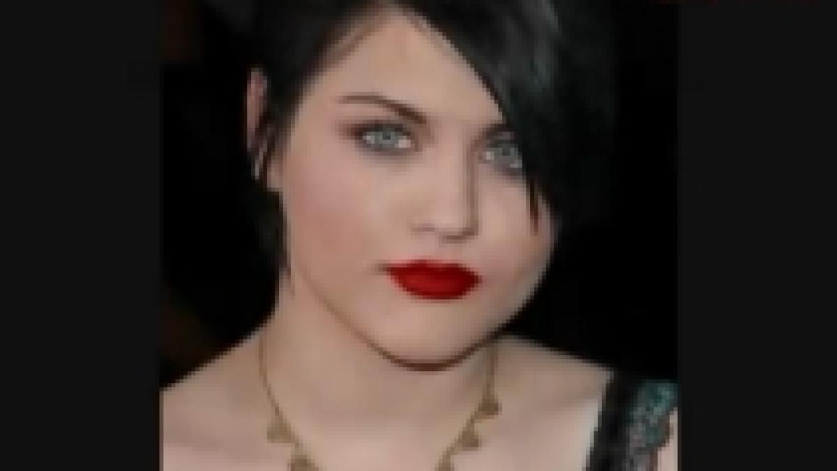 fiica lui kurt cobain fostul solist al trupei nirvana se lanseaza in muzica video