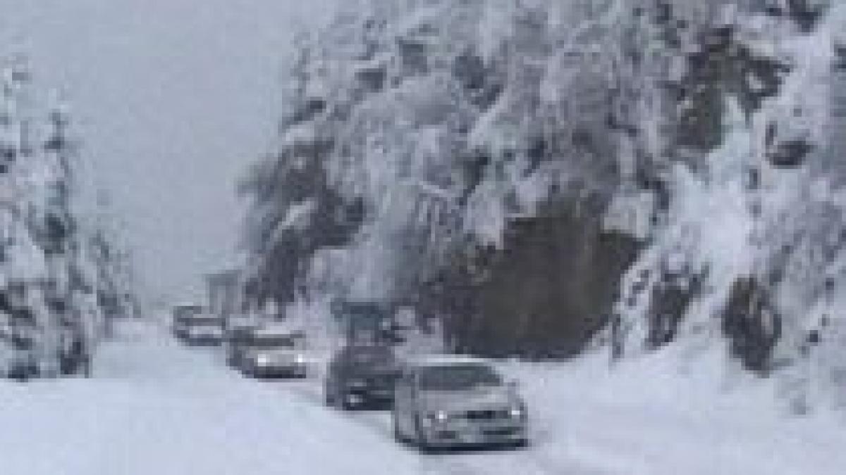 peste 1 000 de turisti blocati de zapada si viscol in zona semenic