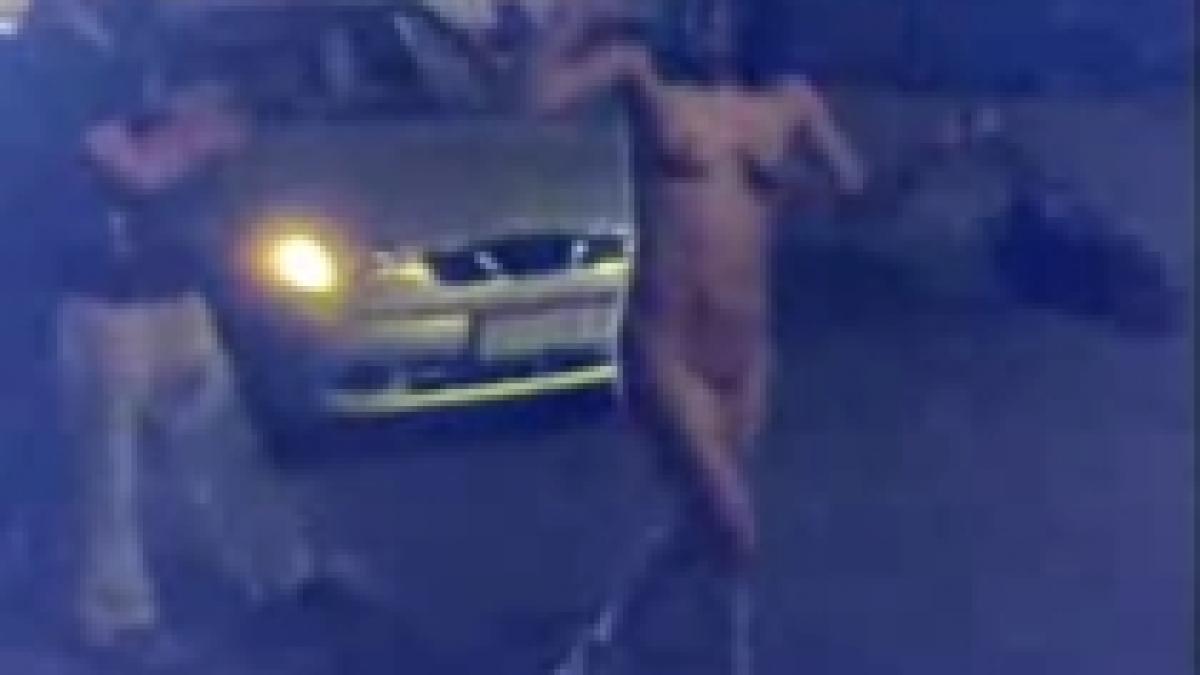 o rusoaica danseaza nud in mijlocul traficului video