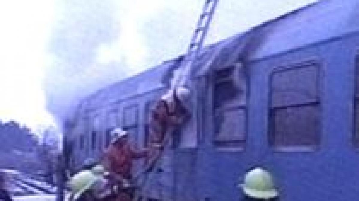 un vagon al unui tren personal a luat foc in apropiere de titu video