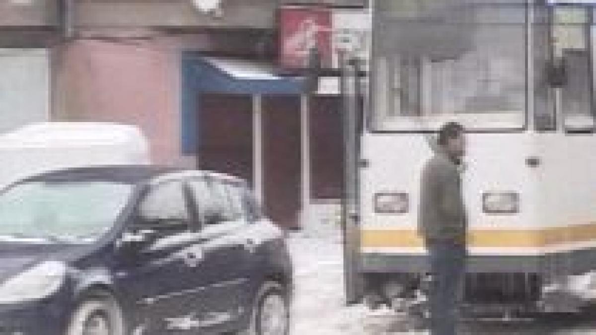 trafic blocat in sectorul 3 al capitalei dupa ce un sofer a parcat pe linia de tramvai video