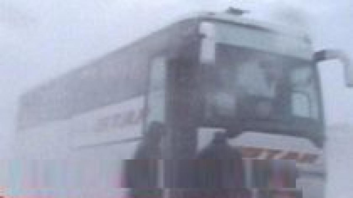 un autocar cu 30 de turisti romani blocat in bulgaria din cauza viscolului video