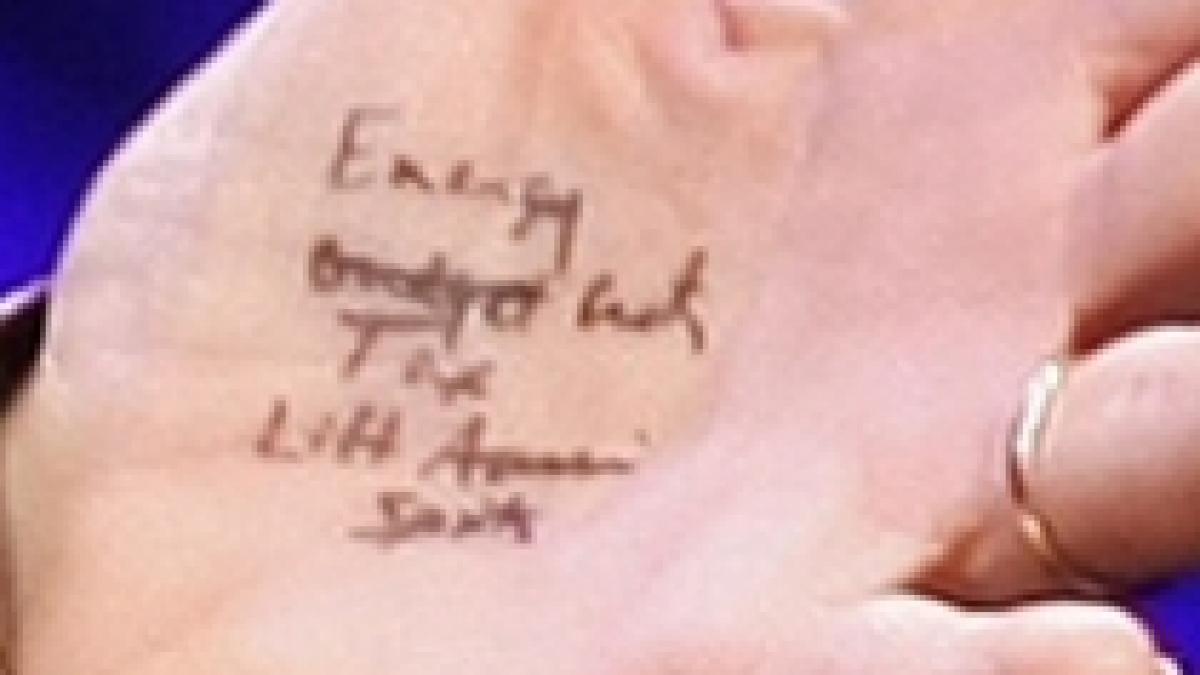 o mana de ajutor sarah pallin fotografiata in timp ce isi consulta notitele din palma foto