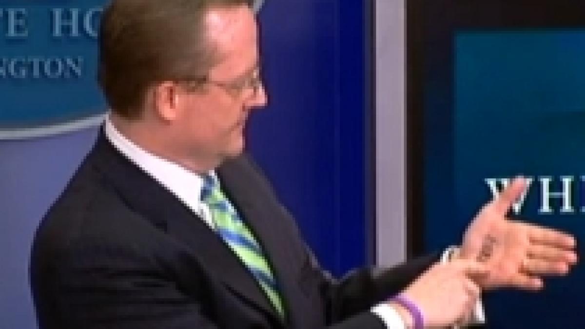 sarah pallin ironizata la casa alba robert gibbs a mimat citirea unor notite din palma video