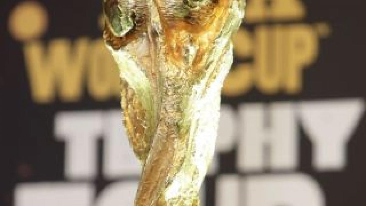 pentru prima data in istorie coca cola aduce trofeul cupei mondiale de fotbal fifa in romania