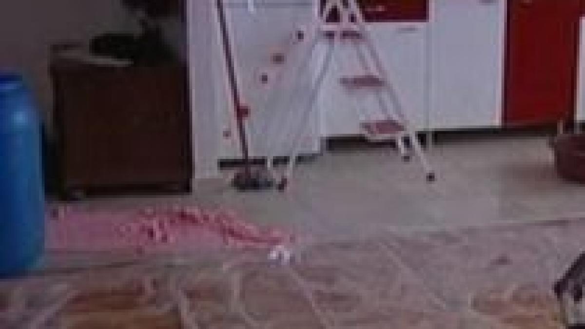 ploaie afara inundatii in case apartament de la etajul 1 al unui bloc nou distrus de apa video