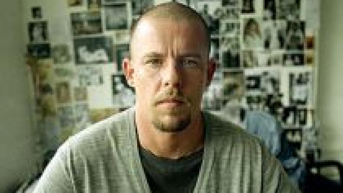 s a sinucis creatorul de moda alexander mcqueen