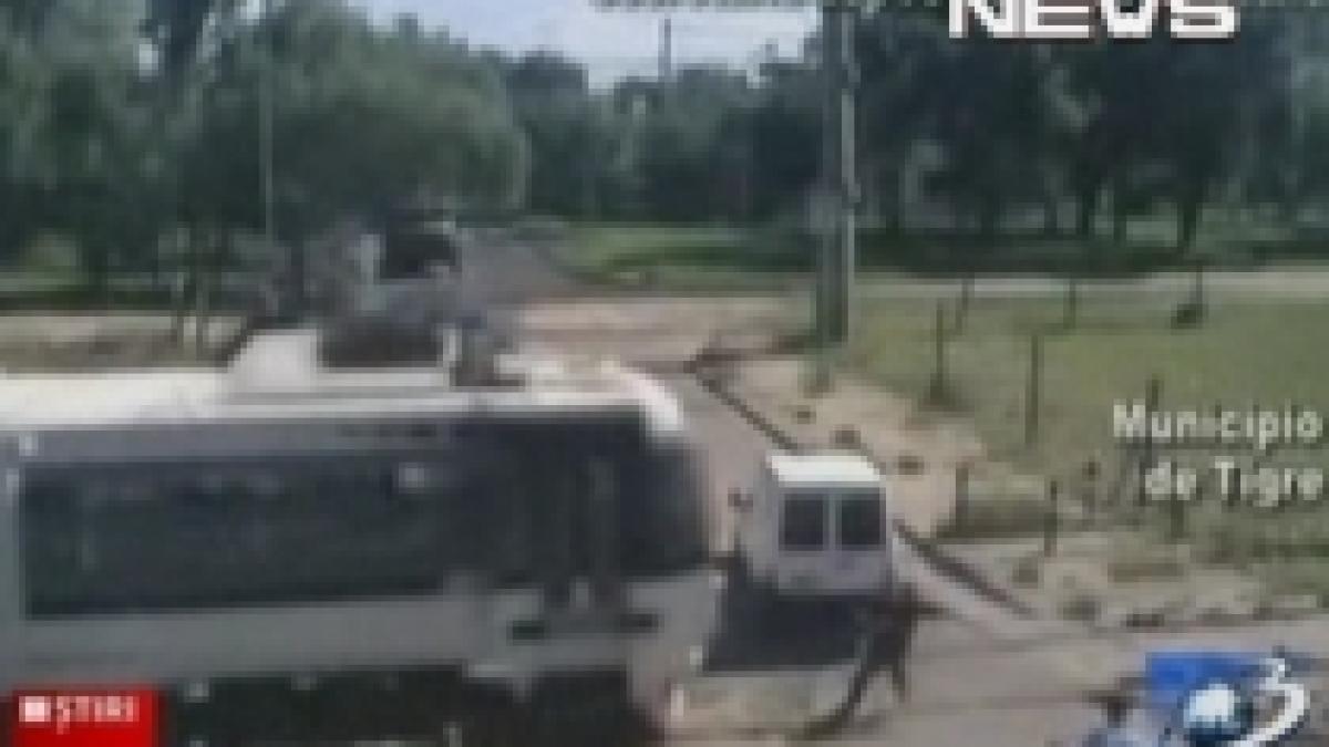 salvare in ultimul moment un argentinian a impins o masina care ramasese blocata pe sinele de tren