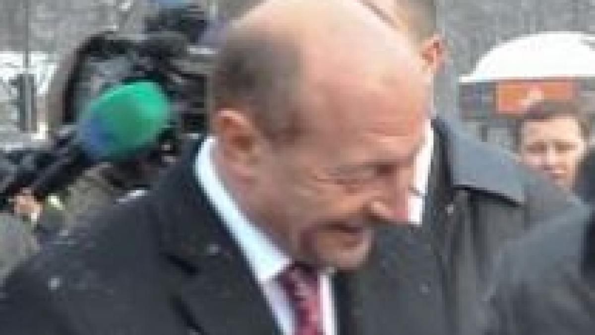 traian basescu inzapezit la strasbourg avionul a ramas blocat pe aeroport