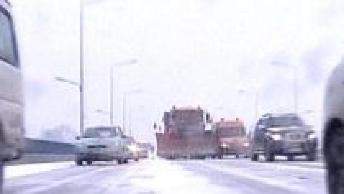 a1 blocata doua ore dupa ce un tir a derapat vezi drumurile cu probleme