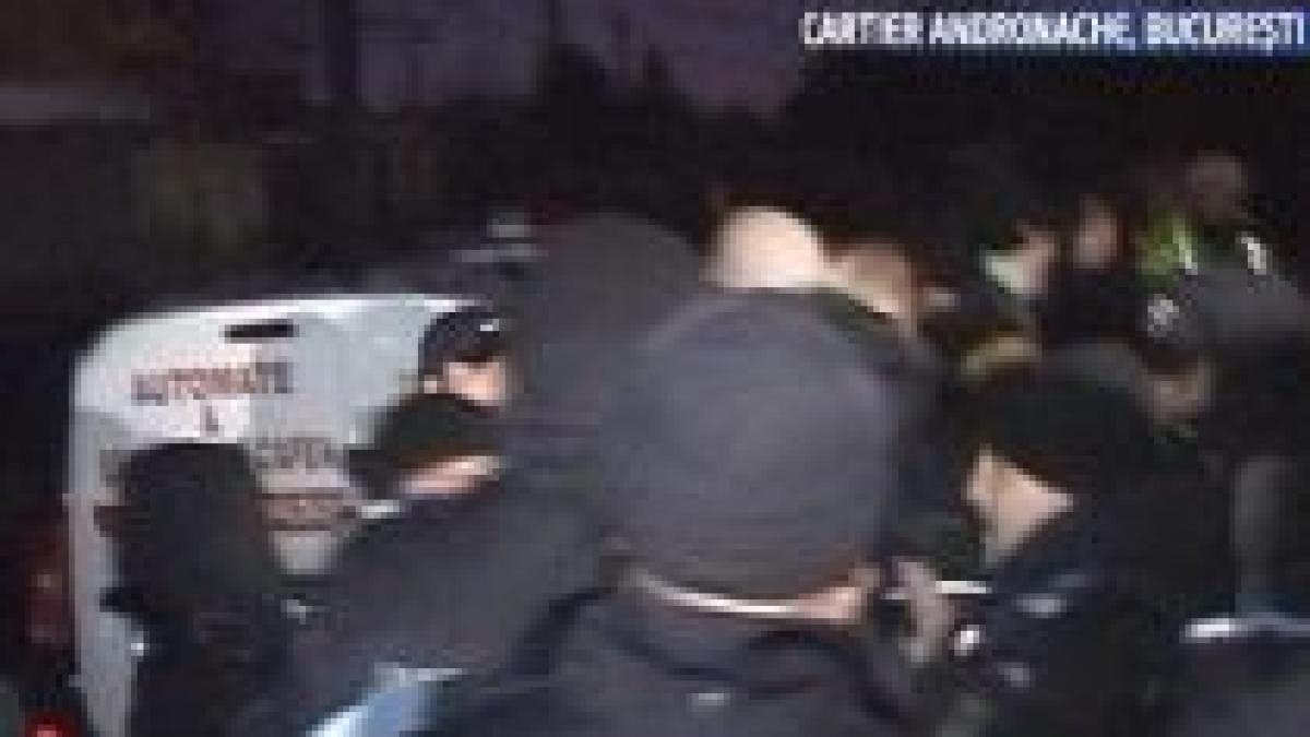 imbranceli intre jandarmi si locuitorii din colentina care iesisera in strada pentru ca nu aveau