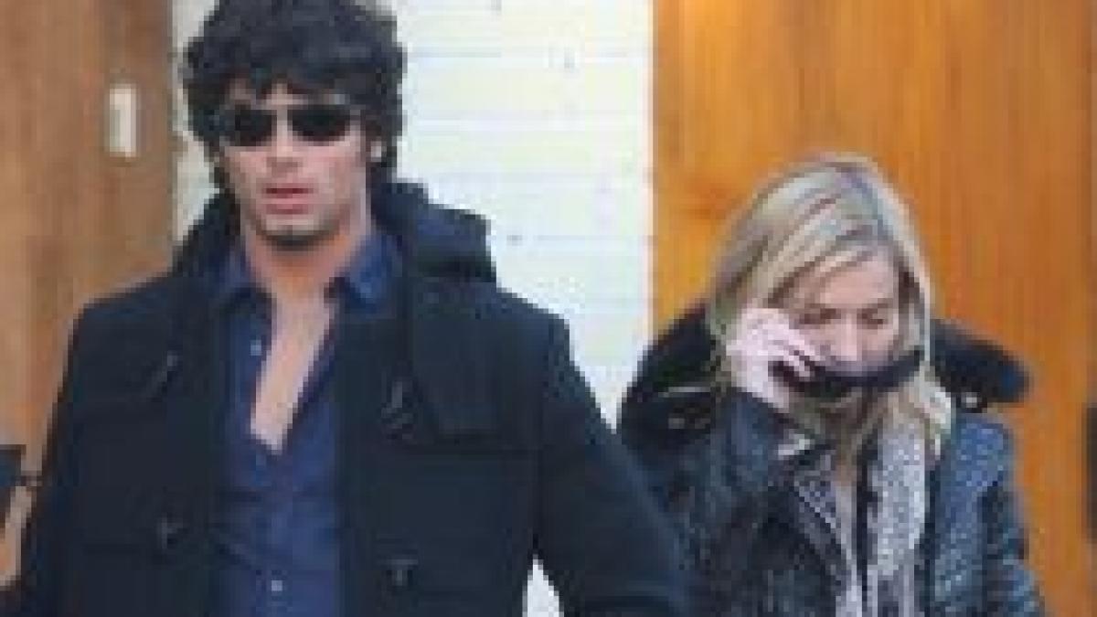 madonna s a impacat cu jesus luz cei doi au fost vazuti sarutandu se la rio de janeiro