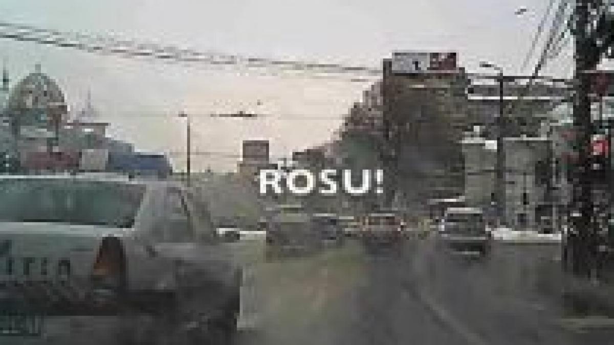 politia trece pe rosu in bucuresti ciocan politistii in misiune si cand patruleaza video
