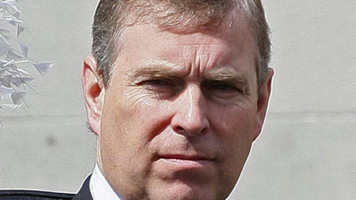 printul andrew al marii britanii a lovit un politist cu masina