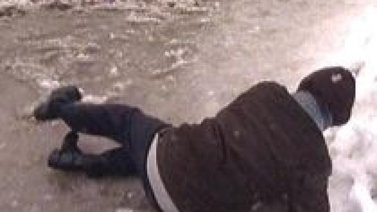 sute de romani au ajuns la spital cu fracturi la maini si picioare video