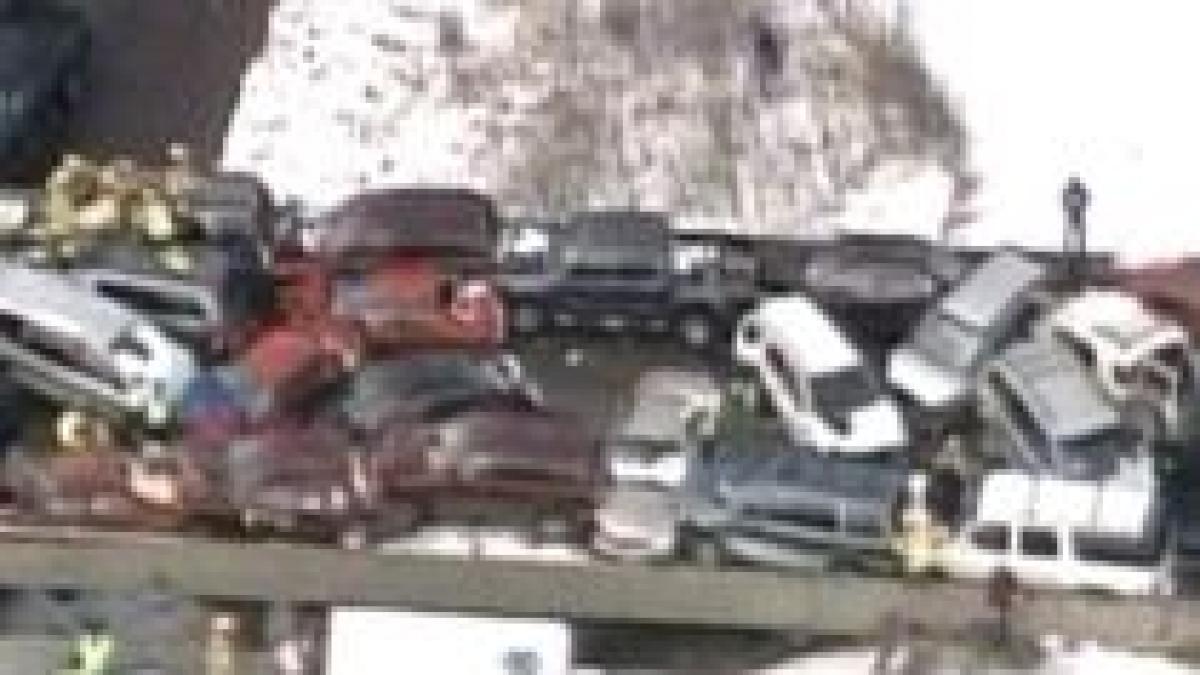 carambol pe o autostrada din kansas zeci de masini s au ciocnit din cauza poleiului video