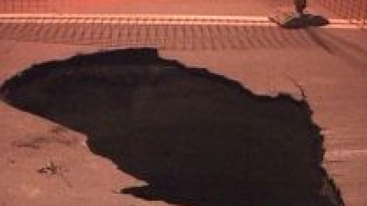 craterele de dupa deszapezire groapa de 5 metri patrati si 10 metri adancime la galati video