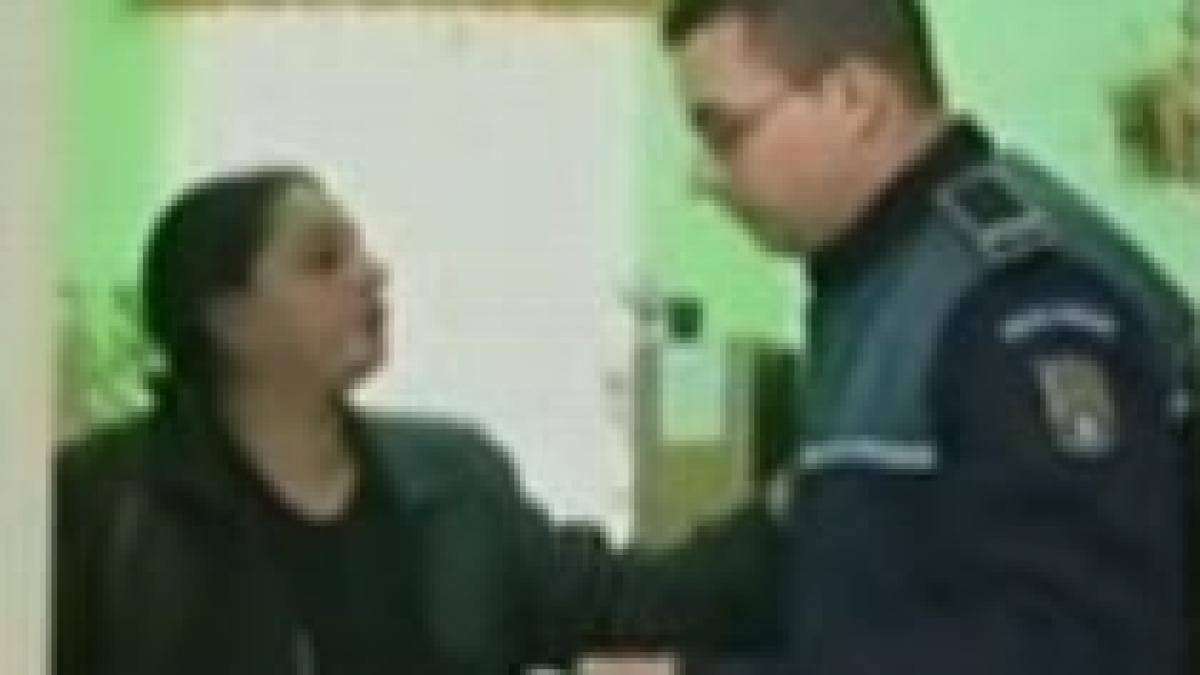 profesoara care a palmuit un politist spune ca e discriminata nu suporta tiganii tu cum comentezi