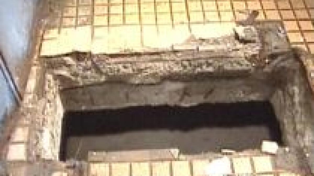 un bucurestean de 52 de ani a picat cinci metri in gol intr o groapa din sectorul 3 video