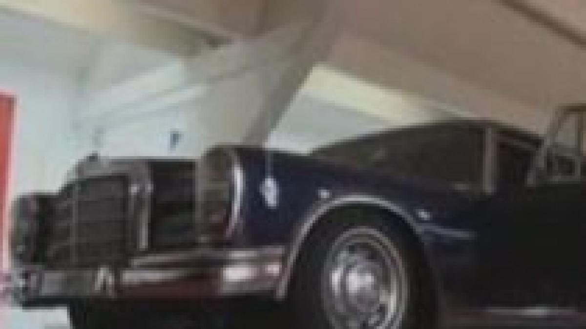 una dintre limuzinele folosite de nicolae ceausescu expusa intr un muzeu din franta video