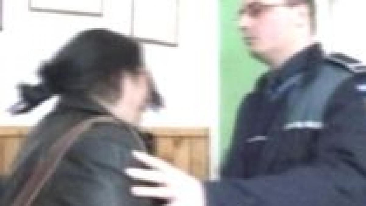 politistul care a palmuit o pe profesoara din mures nu mai poate fi avansat doi ani video