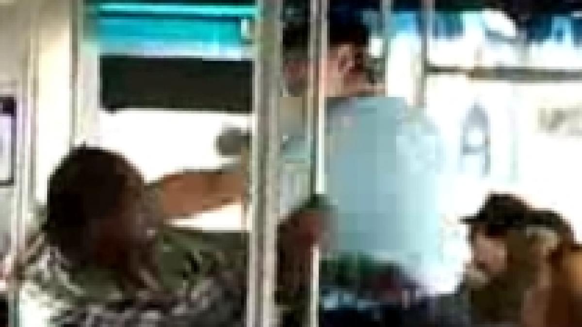 autobuz sau ring de box bataie intre un tanar de culoare si un batran video