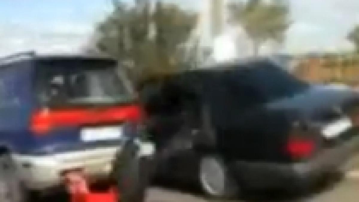 distractie sau inconstienta pica din masina dupa un numar de echilibristica pe geam video