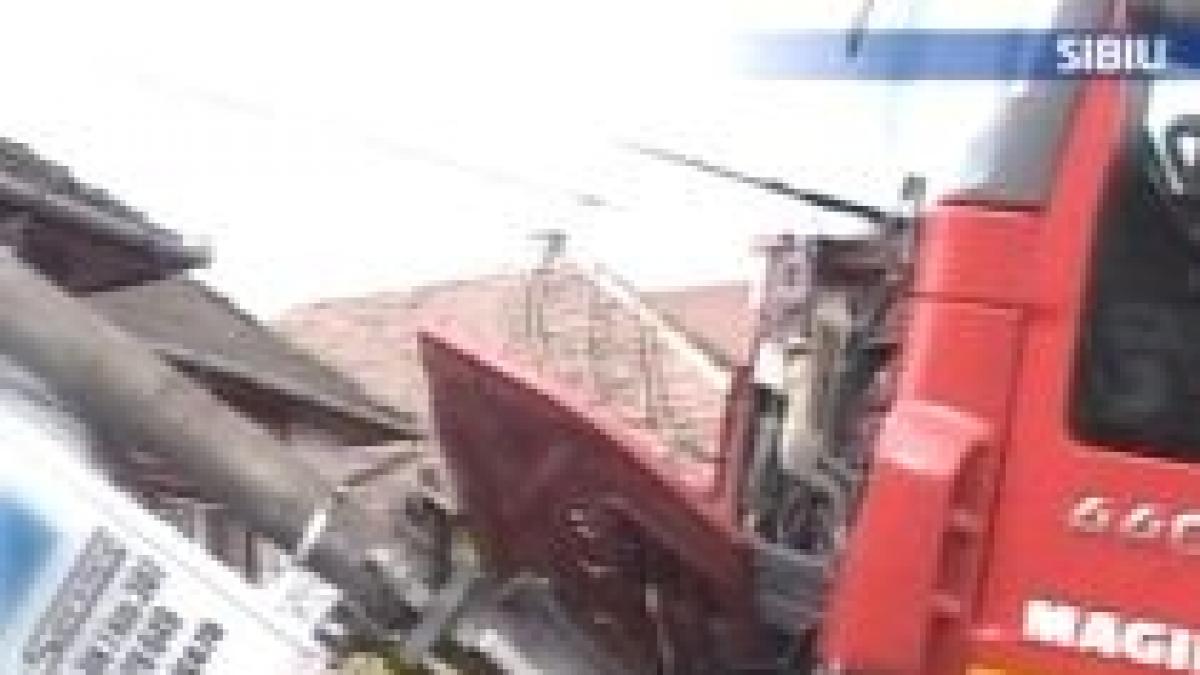 din salvatori victime o masina de pompieri a aterizat pe un gard dupa ce nu i s a acordat