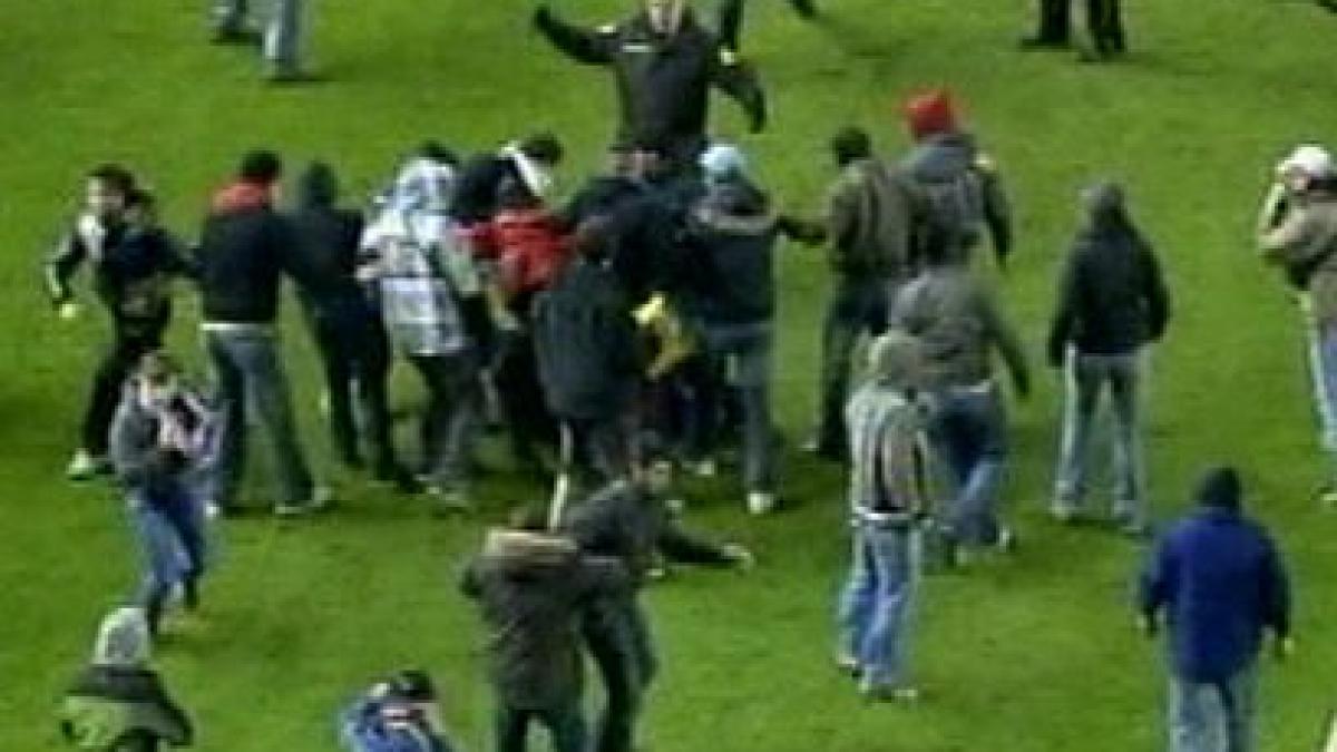 fanii lui bilbao si anderlecht au transformat terenul de joc in camp de lupta la finalul partidei