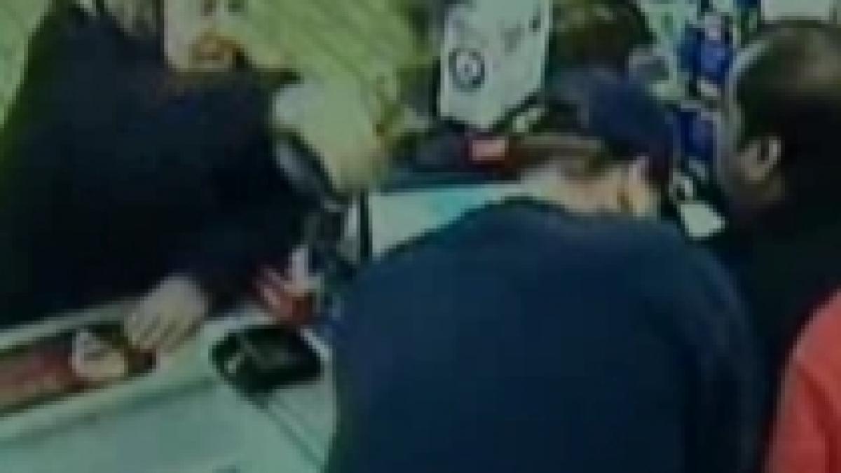 spaima hotilor o batranica ia la bataie un barbat care incerca sa jefuiasca un magazin video