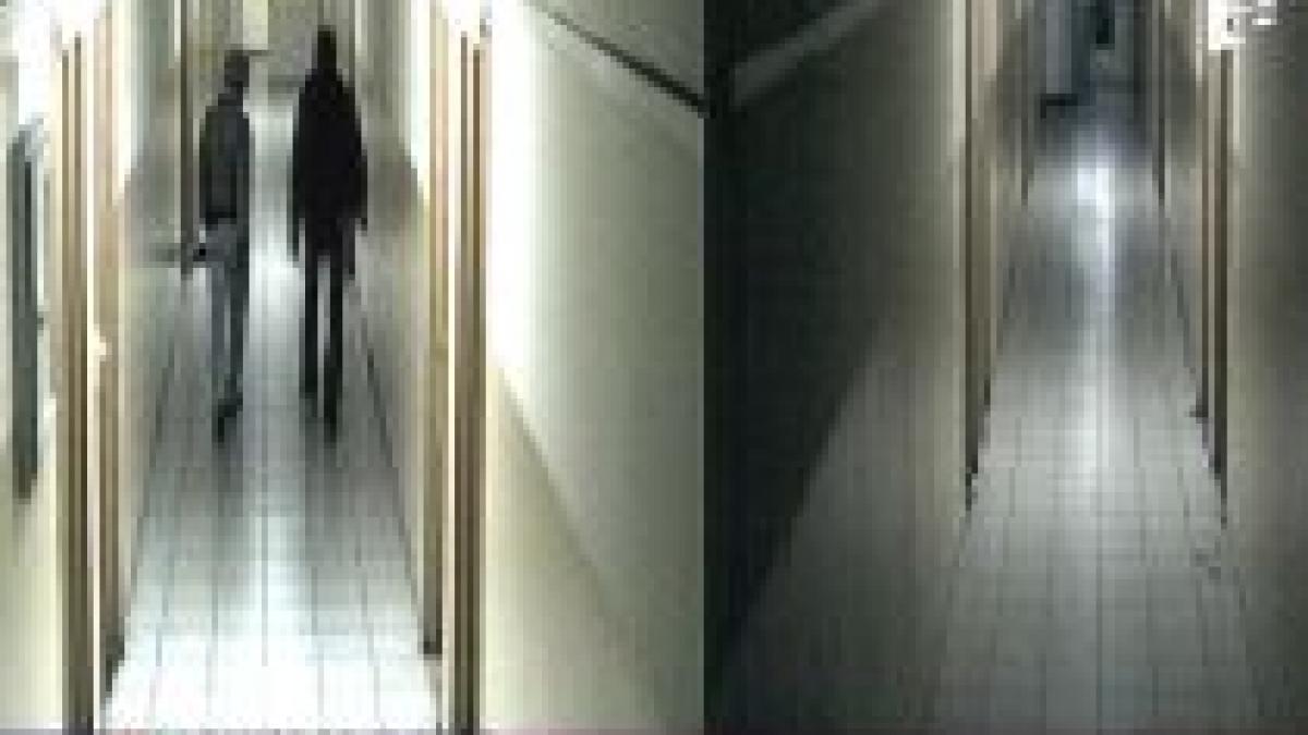 trei tineri care au spart zeci de camere de camin din complexul regie prinsi de politisti video