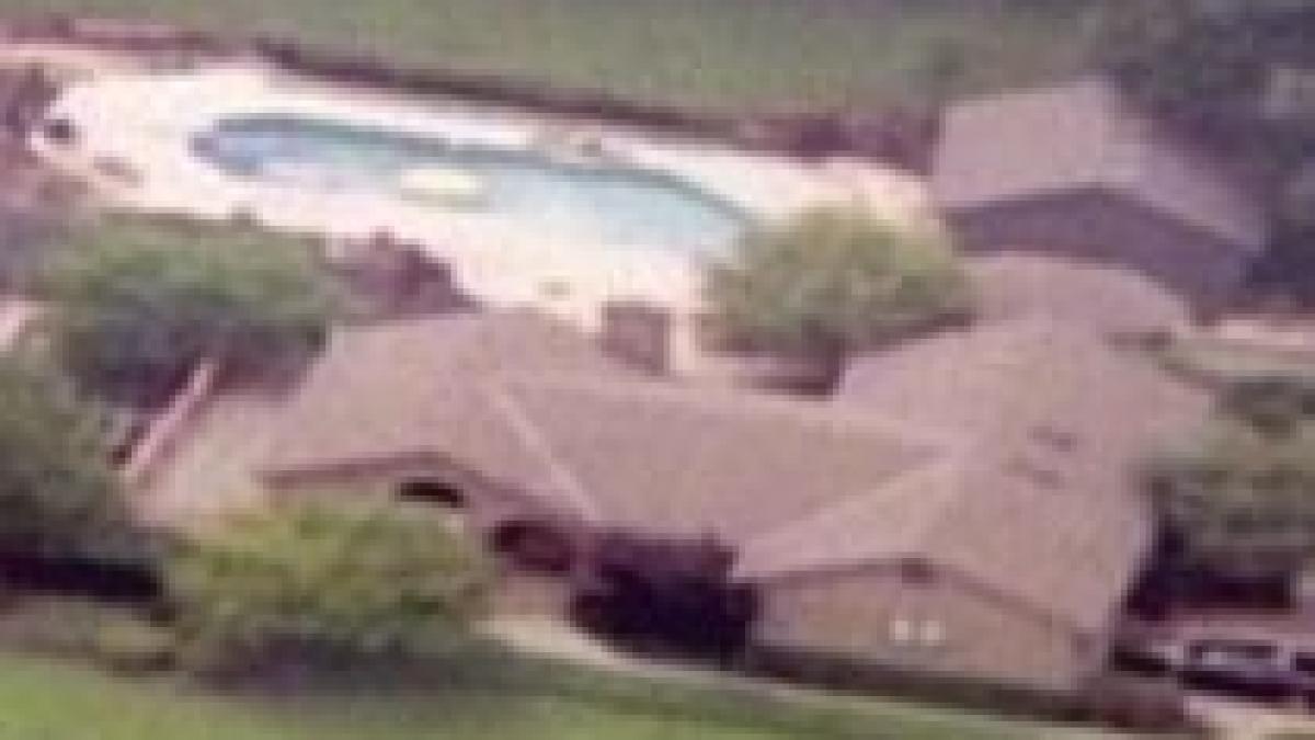 si a daramat casa cu buldozerul pentru a nu fi confiscata de banca video