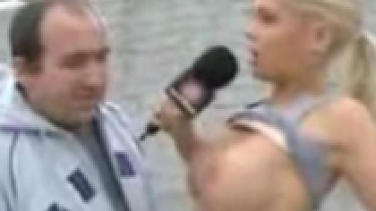 vezi cum o reporterita ia interviuri topless video