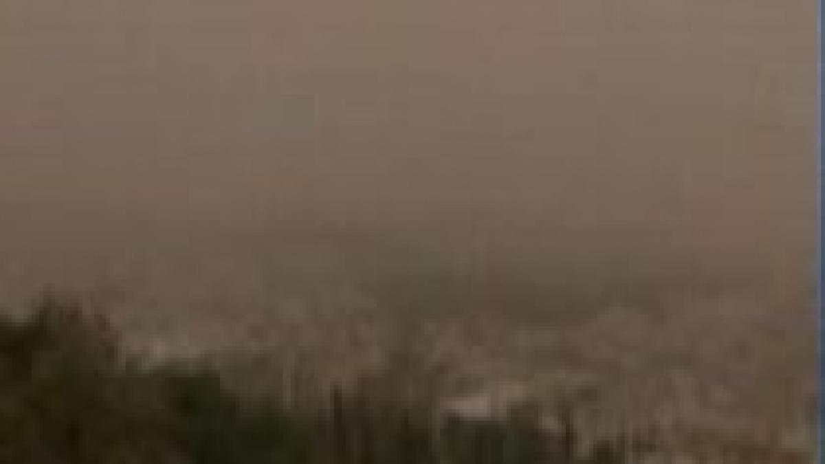 atena acoperita de o furtuna de nisip venita din sahara video