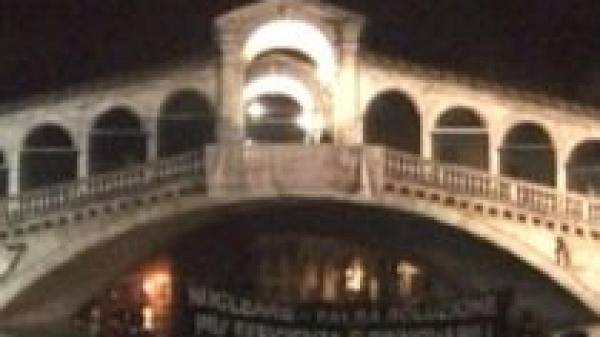 militantii greenpeace au invadat piata san marco video