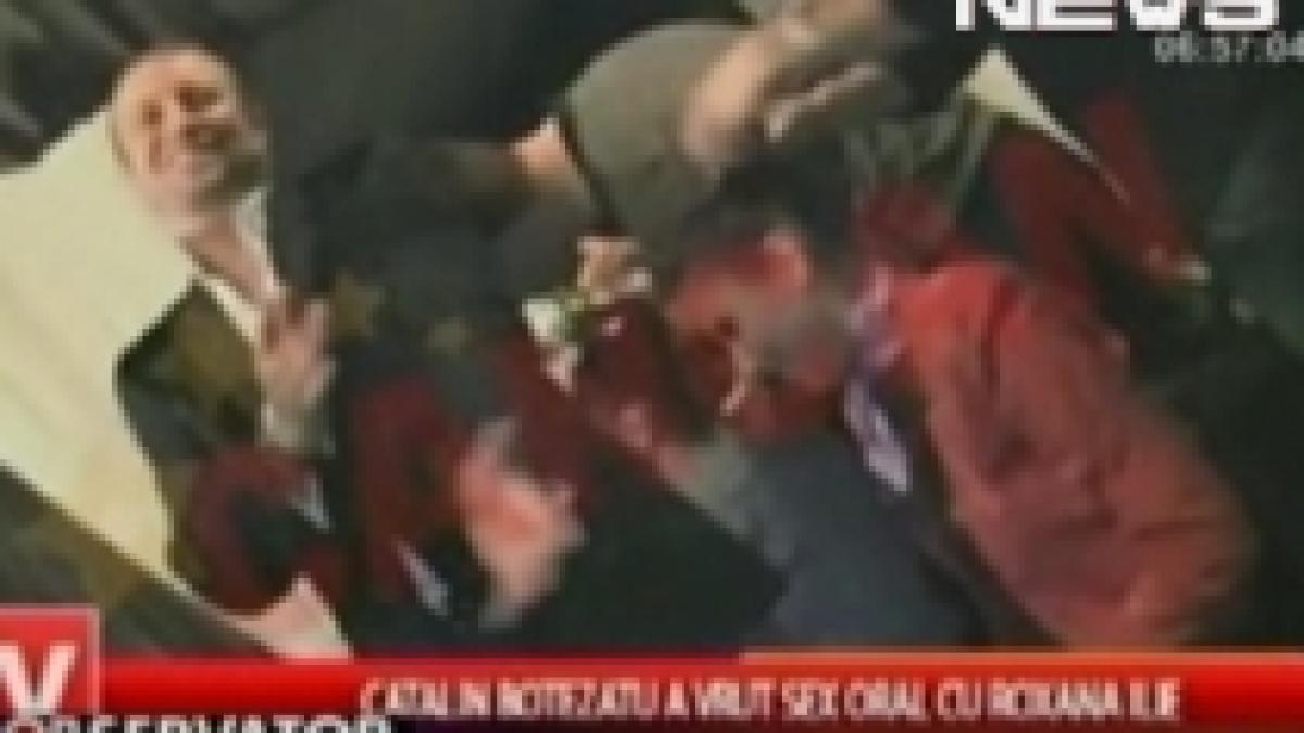 in culisele prezentarilor de moda botezatu mimeaza sexul cu un manechin video