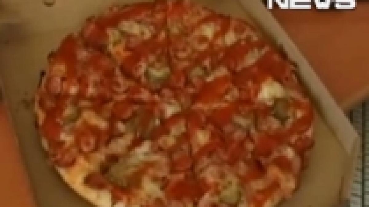 a fost la un pas de moarte dupa ce a mancat pizza de post video