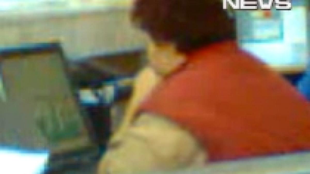 angajata a administratiei financiare filmata jucandu se pe calculator in timpul programului video